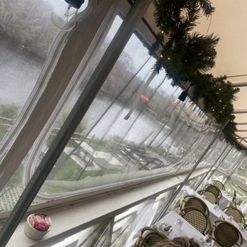 Farm Country Kitchen - Atmosphere I bet in the warmer months is hoping like a school kid at recess. - American Near Me - Riverhead, New York Farm Country Kitchen - Atmosphere I bet in the warmer months is hoping like a school kid at recess. - American Near Me - Riverhead, New York
