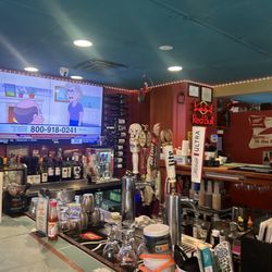 Bimini's Oyster Bar & Seafood Cafe - Picture of the bar that Delaney is running quite well!