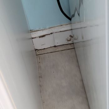 Saratoga Inn - Dirt on kitchen floor - Hotels Near Me - Wildwood, New Jersey
