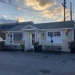 Eggroll Lady & Fish Shack - Small location, but very cozy!