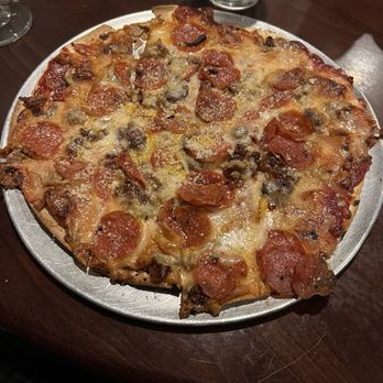 Mama's On the Hill - King of The Hill Pizza Dinner - Italian Near Me - Saint Louis, Missouri