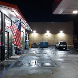 Phillip's 76 Station - Pretty quiet at 930pm