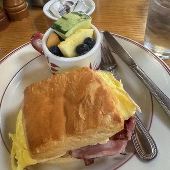 Steamboat Inn - Yummy fluffy egg and ham sammy - Hotels Near Me - Idleyld Park, Oregon