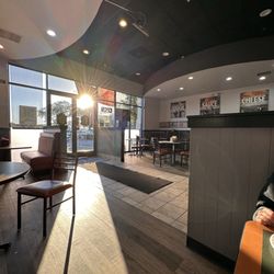 Round Table Pizza - Clean facility