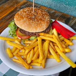 Zum Schwan - Zum-Schwan-Burger mit Ebbelwoi-Barbecue-Soße, Salat, geschmorten Schwarzbier-Zwiebeln, Gurke und Tomate. Mit Pommes und Ketchup 17,40€