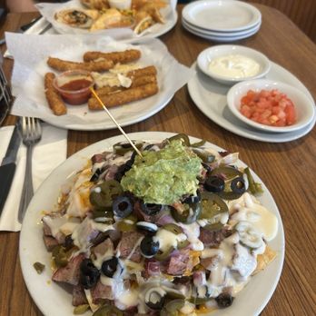 Mountain Oaks Cafe - Tri-tip nachos, mozerella sticks and dippers appetizers. - American Near Me - Oakhurst, California