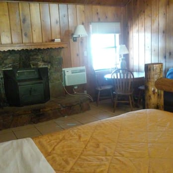 Mountain Trail Lodge - Couch, a/c and fireplace - Vacation Rentals Near Me - Oakhurst, California Mountain Trail Lodge - Couch, a/c and fireplace - Vacation Rentals Near Me - Oakhurst, California