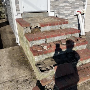 USA Remodeling - Old Stoop (Before) - Roofing Near Me - Lindenhurst, New York USA Remodeling - Old Stoop (Before) - Roofing Near Me - Lindenhurst, New York