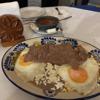 Café de Tacuba - Chilaquiles verdes con huevos y bistec - Mexican Near Me - México, D.F., DIF