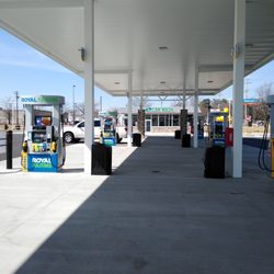Royal Farms - Gas pumps and car wash