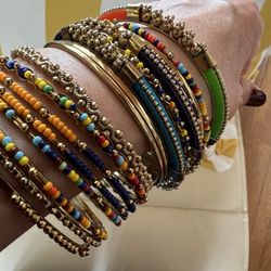 Dillard's - ディラーズは日本では有名ではないけど好きな百貨店。この16連ブレスレットは15年位前にワゴンセールで5ドル。ここのワゴンは宝の山。先月ピアス安すぎて2個買う断捨離はどこいった。昔から素敵な上に破格。1輪づつなので動くほど素敵。自己満足の塊じゃ。