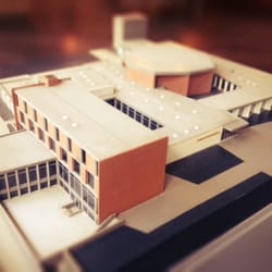 Hamburg-Haus - Größer als man denkt mit Bücherei, Seniorenzentrum, Mädchentreff, Elternschule und mehr!