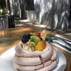 Adorado - Pavlova de frutos rojos para el postre del menú de mediodía