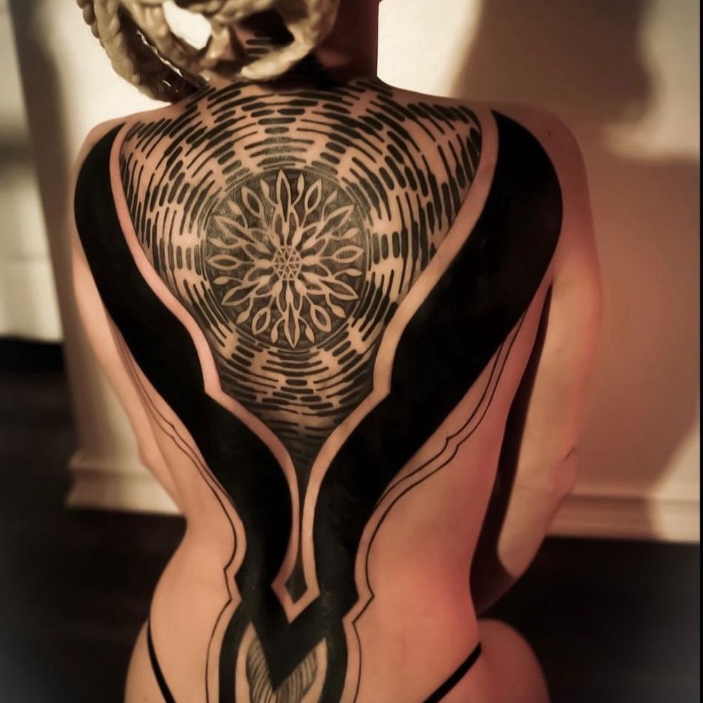 Thoughts about World of darkness tattoos ! As a big Vampire the masquerade  and Werewolf the apocalypse nerd , i have over 35 vampire and werewolf  tattoos . Beat that my fellow nerds 😆, image size:1000x1000