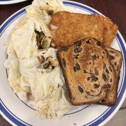Blondies Country Diner - Chicken fajita omelette, hash browns, and cinnamon raisin toast
