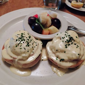 Jumps - Canadian bacon eggs benedict it was fabulous - New American Near Me - Grosse Pointe Farms, Michigan