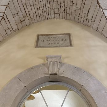 Fidelio - Indoor archway with date built above it. - Pizza Near Me - Alberobello, BA