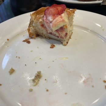 Verzenay - Seasonal croissant with strawberries - Desserts Near Me - Chicago, Illinois Verzenay - Seasonal croissant with strawberries - Desserts Near Me - Chicago, Illinois