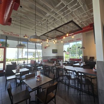 Slim Chickens - Inside - American Near Me - Celebration, Florida