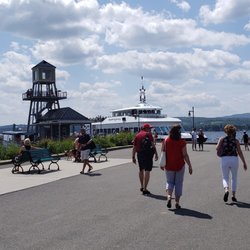 Escapades Memphrémagog - Nice area, big boat.