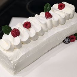 Raspberries and cream holiday cake Raspberries and cream holiday cake