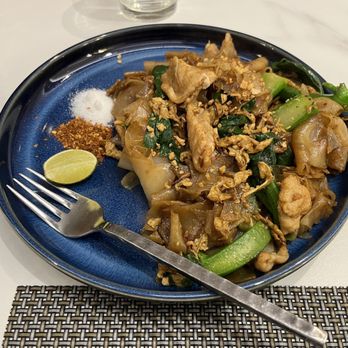 Apinara - Classic Thai noodles with chicken - Thai Near Me - Hong Kong, HK