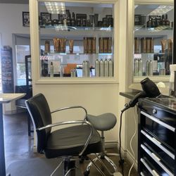 N Style Salon - Her station