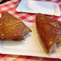 Pączkarnia - Pączki (po lewej z białym makiem, a po prawej z budynkiem i wiśnią).