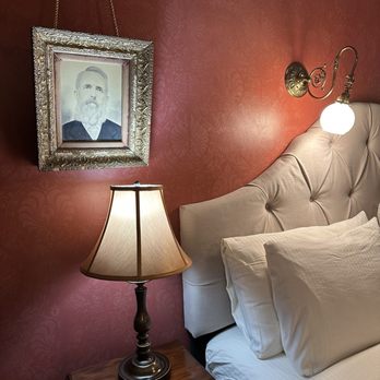 Stone Soup Inn - Victorian room - Hotels Near Me - Indianapolis, Indiana Stone Soup Inn - Victorian room - Hotels Near Me - Indianapolis, Indiana