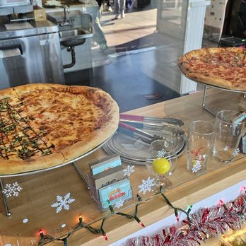 Arthur Mac's Little Snack - Display of pizzas available by the slice - Pizza Near Me - Emeryville, California