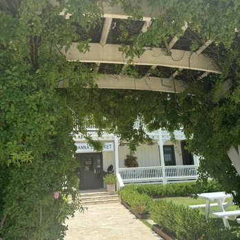 Signor Vineyards - Wine Tasting Room Near Me - Fredericksburg, Texas