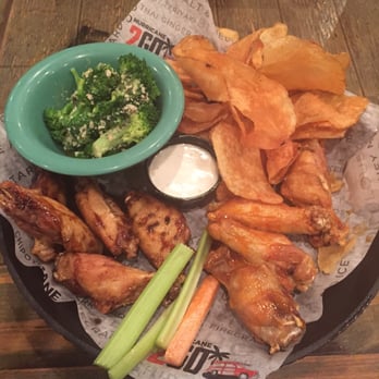 Hurricane Grill & Wings - Small wing platter with upgraded two sides. Jamaican jerky and red chilli wings. Broccoli and kettle chips - American Near Me - Lake Worth, Florida