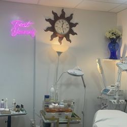 USA Nails Spa - Enjoy a 10% OFF on your first facial service. Call or visit USAnailsSpa today to book your appointment. 781 438 9888