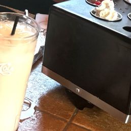 Agua de tamarindo to sweet and agua de horchata that doesn't taste good.