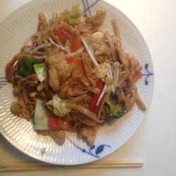 Halvdelen af én portion pad thai - der er mere end rigeligt til to personer.