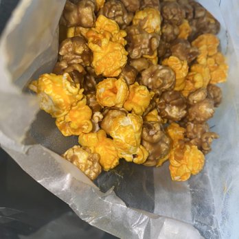 Garrett Popcorn Shops - Garrett Mix (Caramel/Cheese Popcorn) - Popcorn Shops Near Me - Chicago, Illinois Garrett Popcorn Shops - Garrett Mix (Caramel/Cheese Popcorn) - Popcorn Shops Near Me - Chicago, Illinois