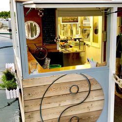 Golzheim Poke - Blick durchs offene Fenster. Platz für 7-8 Personen.