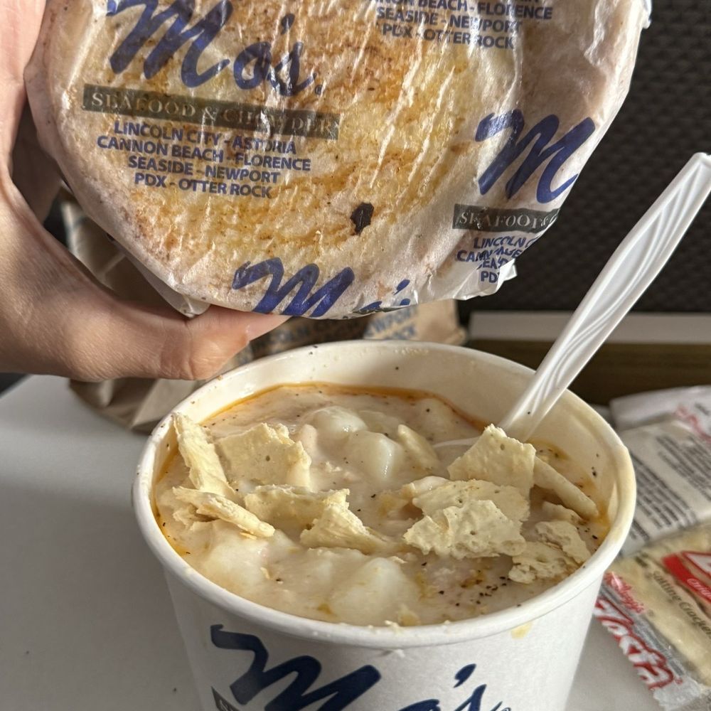Extra large (16oz) clam chowder and garlic bread