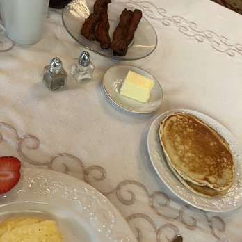 Bed and Breakfast on White Rock Creek - Breakfast - Hotels Near Me - Waco, Texas Bed and Breakfast on White Rock Creek - Breakfast - Hotels Near Me - Waco, Texas