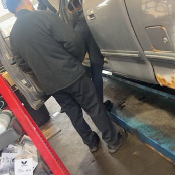 Valvoline Instant Oil Change - Tech & store manager looking at broken shifter. - Oil Change Stations Near Me - Lockport, Illinois Valvoline Instant Oil Change - Tech & store manager looking at broken shifter. - Oil Change Stations Near Me - Lockport, Illinois