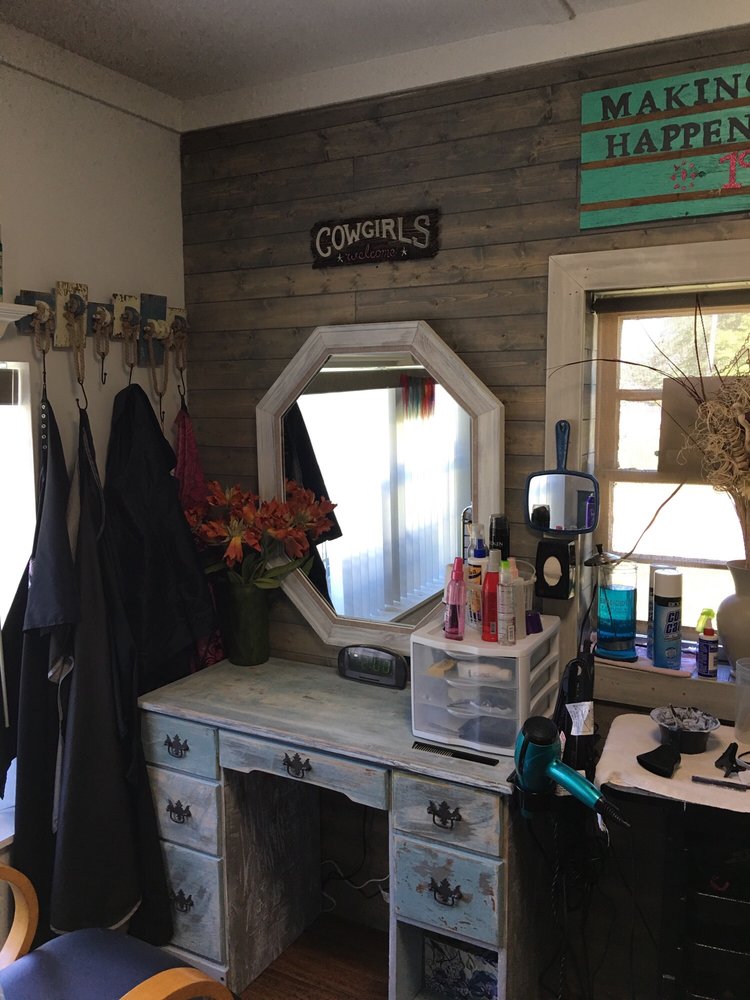 Scandals Hair & Nailz Salon Etc Logo