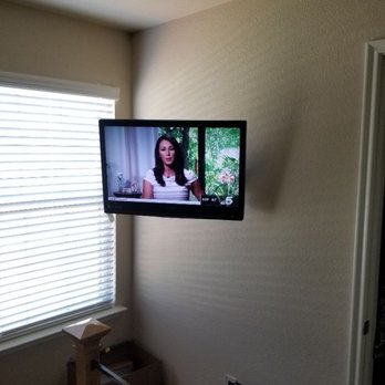 B_Sqrd_Services - 32" Emerson TV - TV Mounting Near Me