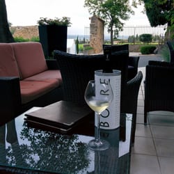 Auberge Côté Jardin - Terrasse ombragée près de la piscine et face aux champs de vignes