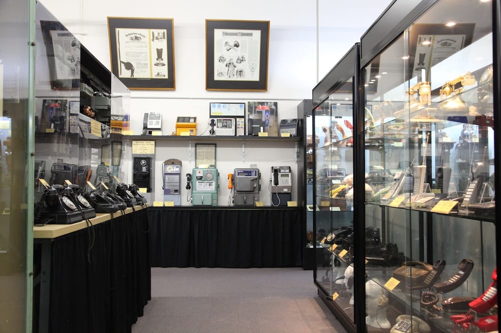 Display of public pay telephones and mobile telephones