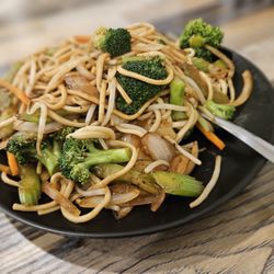 Hi Dumplings - Veggie chow mein