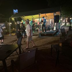Spur Bar - Back patio, live music