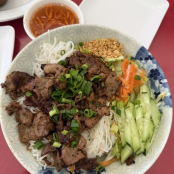 Ocean Pho - Vermicelli with Shrimp and Grilled Pork - Vietnamese Near Me - Honolulu, Hawaii