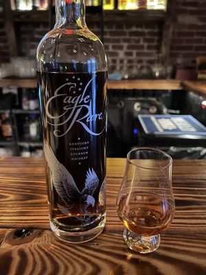 Paddock & Whisky by null