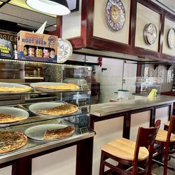 Pudgie's Pizza & Pasta - Pizza counter