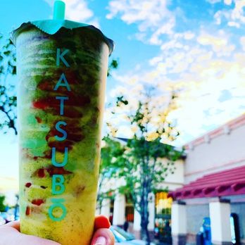 Katsubo Tea - Ronin Matcha ($5.75) - Matcha tea blended with strawberry purée and creme brulee pudding. - Bubble Tea Near Me - Fullerton, California Katsubo Tea - Ronin Matcha ($5.75) - Matcha tea blended with strawberry purée and creme brulee pudding. - Bubble Tea Near Me - Fullerton, California